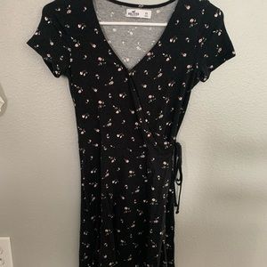 HOLLISTER BLACK FLORAL WRAP DRESS